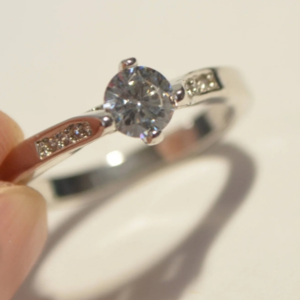 sterling silver White Topaz Centerstone Accents In Band Sz 5